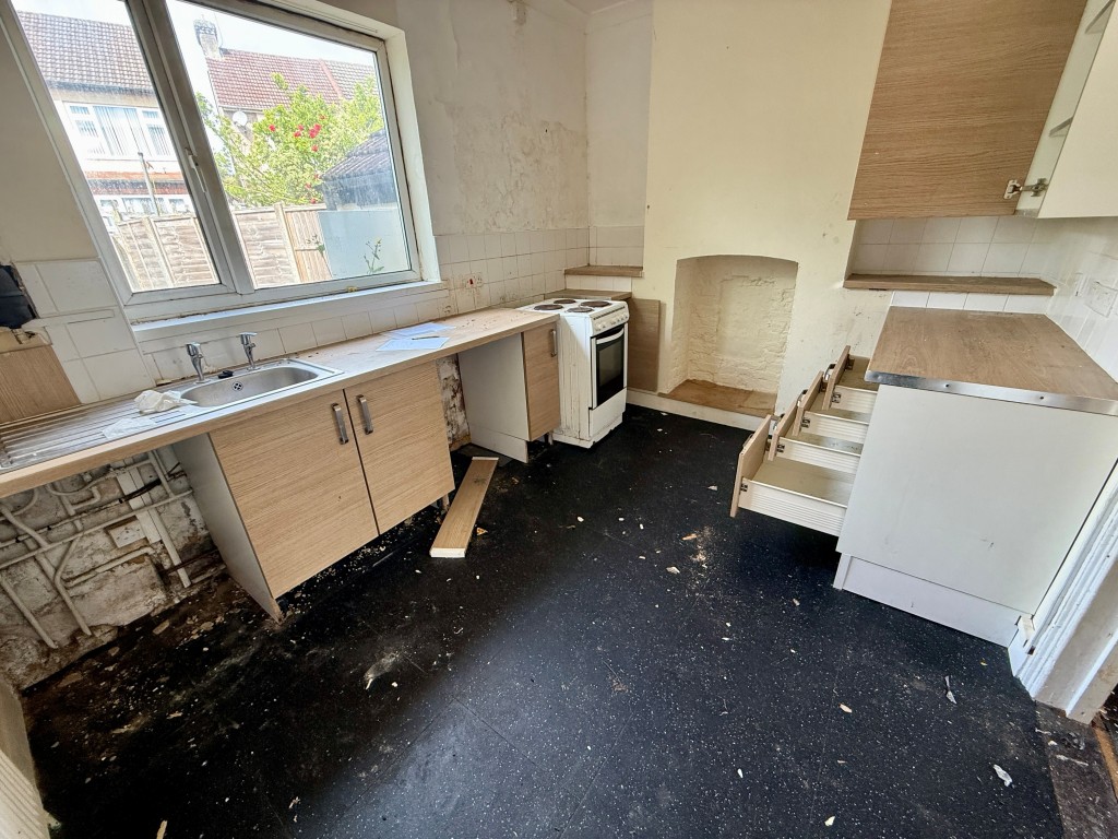 Lot: 140 - DOUBLE FRONTED HOUSE IN NEED OF REFURBISHMENT - Kitchen